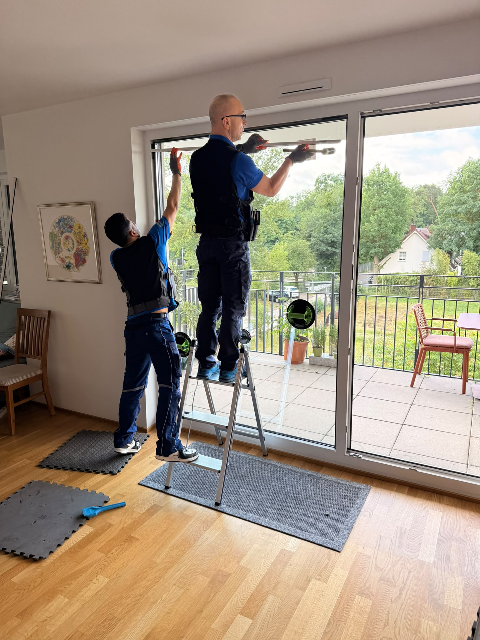 FensterFix Team beim Einsetzen einer großen Scheibe